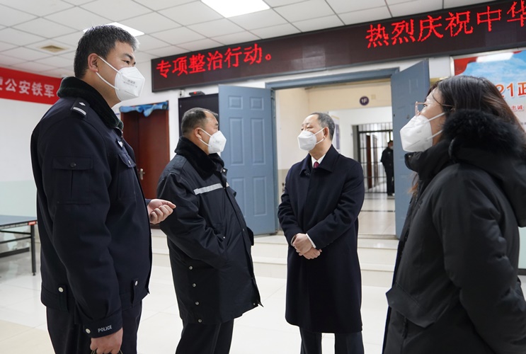 季文生检察长在春节前夕深入区看守所视察指导工作1.jpg